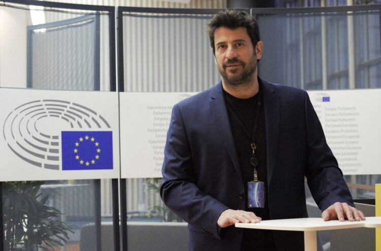 Ο Αλέξης Γεωργούλης ρωτά την Ευρωπαϊκή Επιτροπή για τα πνευματικά και συγγενικά δικαιώματα των καλλιτεχνών